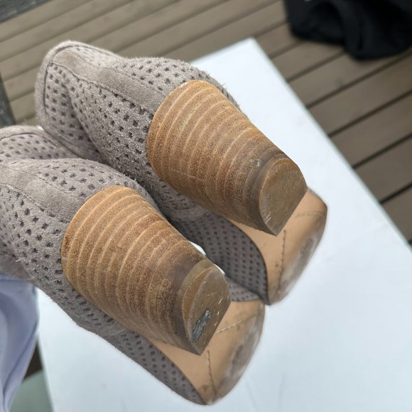 Splendid Split Side Ankle Boots Sz 8.5 Perforated Suede Leather Block Heels Grey - Picture 7 of 9